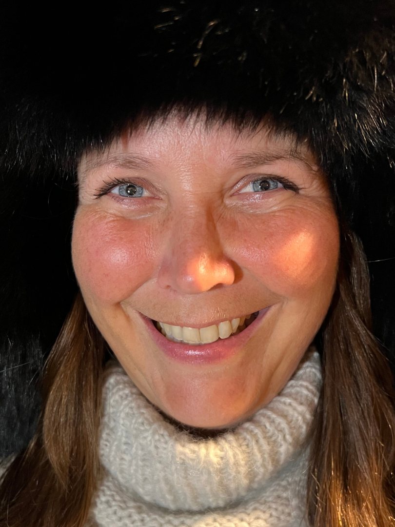 Lene i svart skinnlue